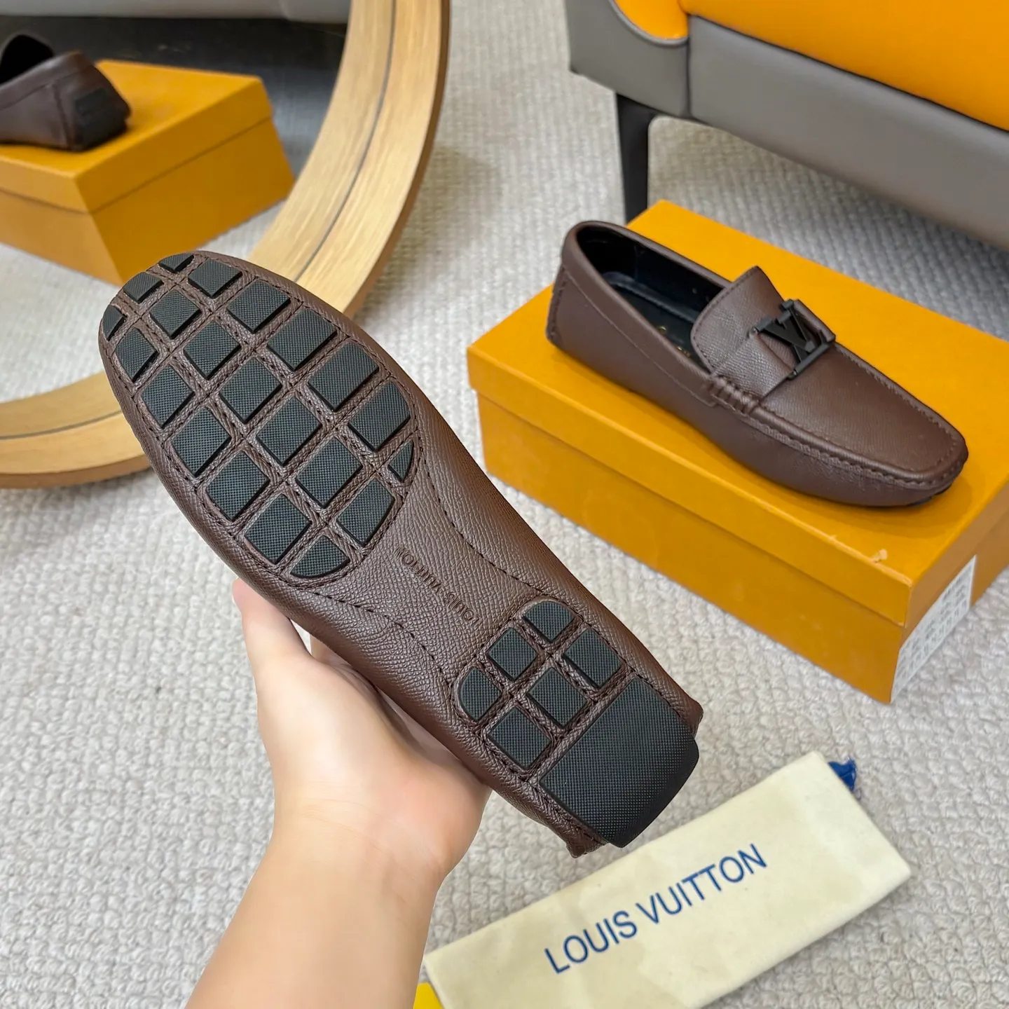 Men's men's shoes 💰420 (Yangli) LV 2⃣️0⃣️2⃣️5️⃣Spring and summer counter GLORIA series models ✈️Original factory special leather production, original last type. A classic driving slip-on casual shoe that shows an elegant style with exquisite craftsmanship details such as Monogram embossing all over the upper🌀Italian imported calfskin fabric Sheepskin foot pads➕Inside～Private mold replica sole Unique style Comfortable driving slip-on Size: 4-12 (38-46) Comes with [Counter packaging: original box, wrapping paper, card, instruction manual, shoehorn, cloth bag] No pressure to enter and leave the counter!